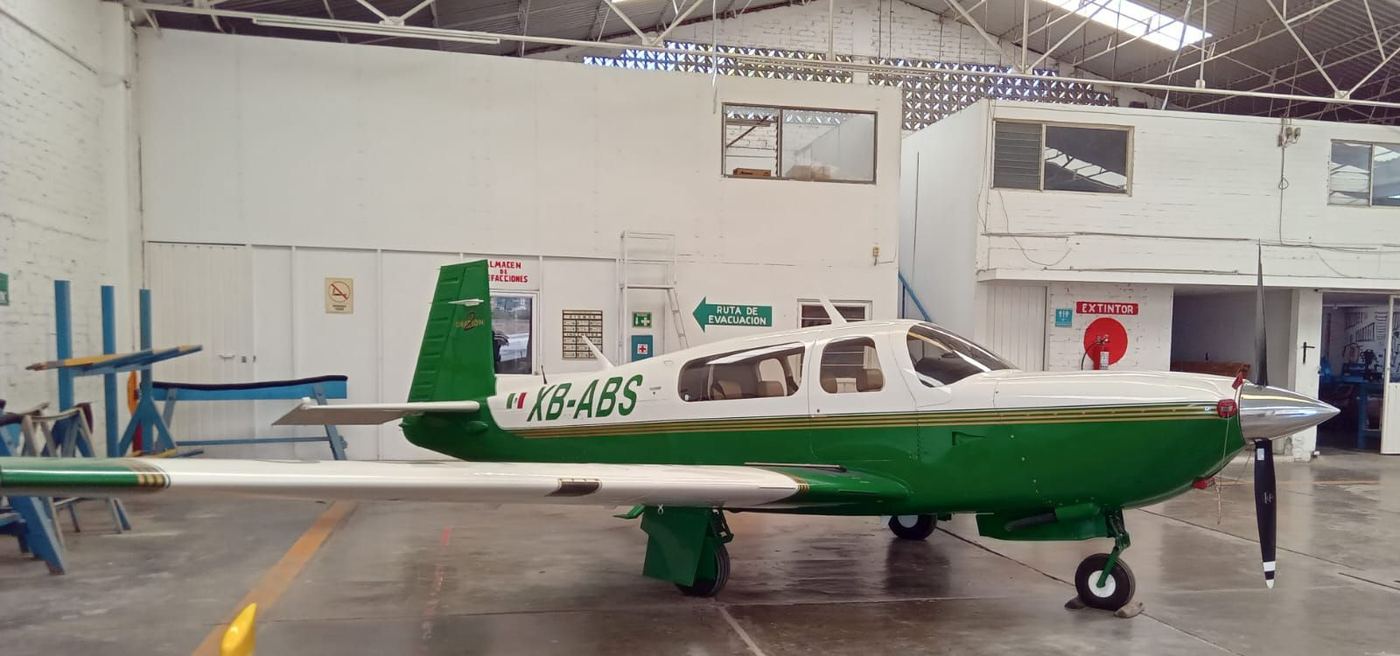 Avión XB-ABS en el hangar