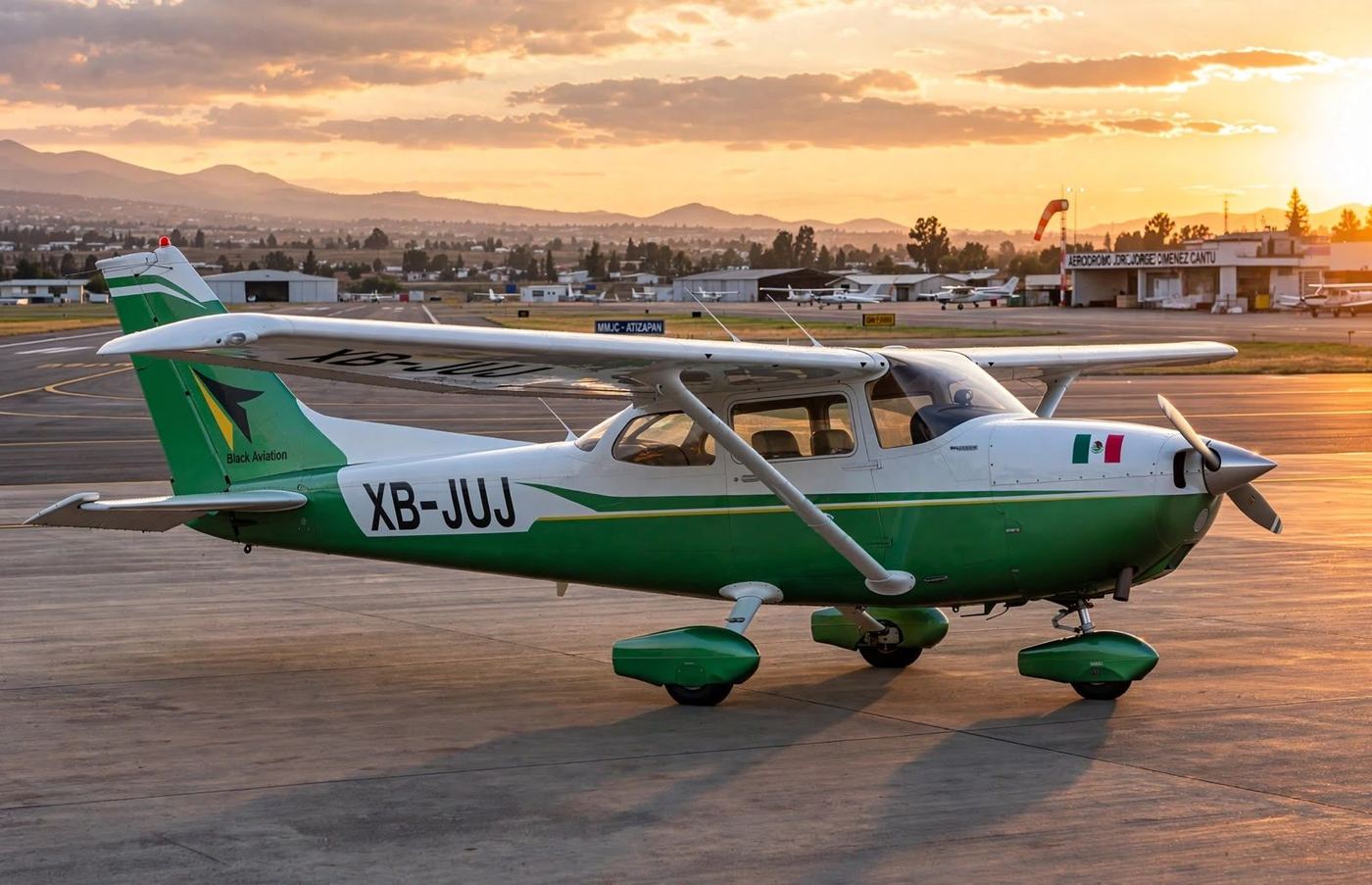 Avión XB-JUJ de la escuela en plataforma al atardecer